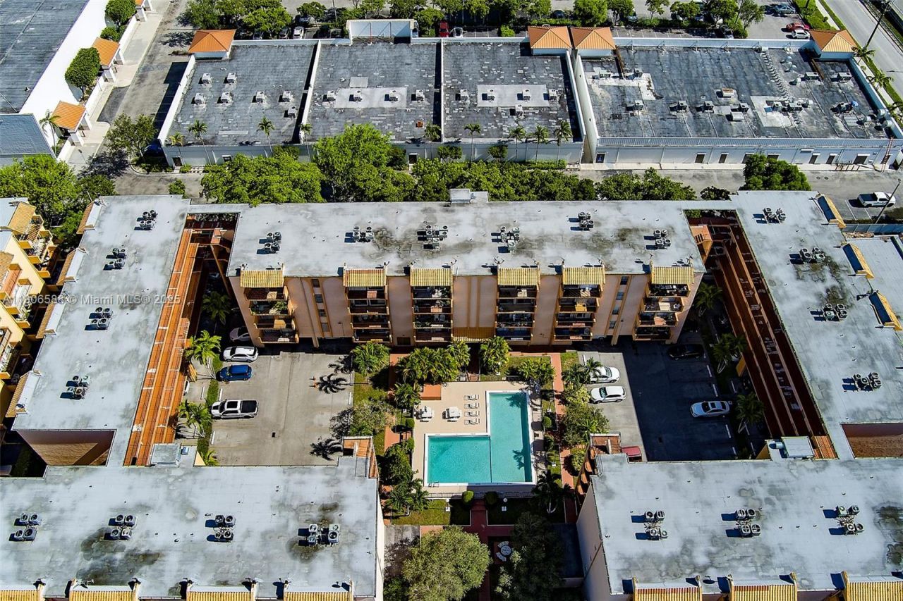 1950 W 54th St, Unit 313, Hialeah, FL 33012 Photo