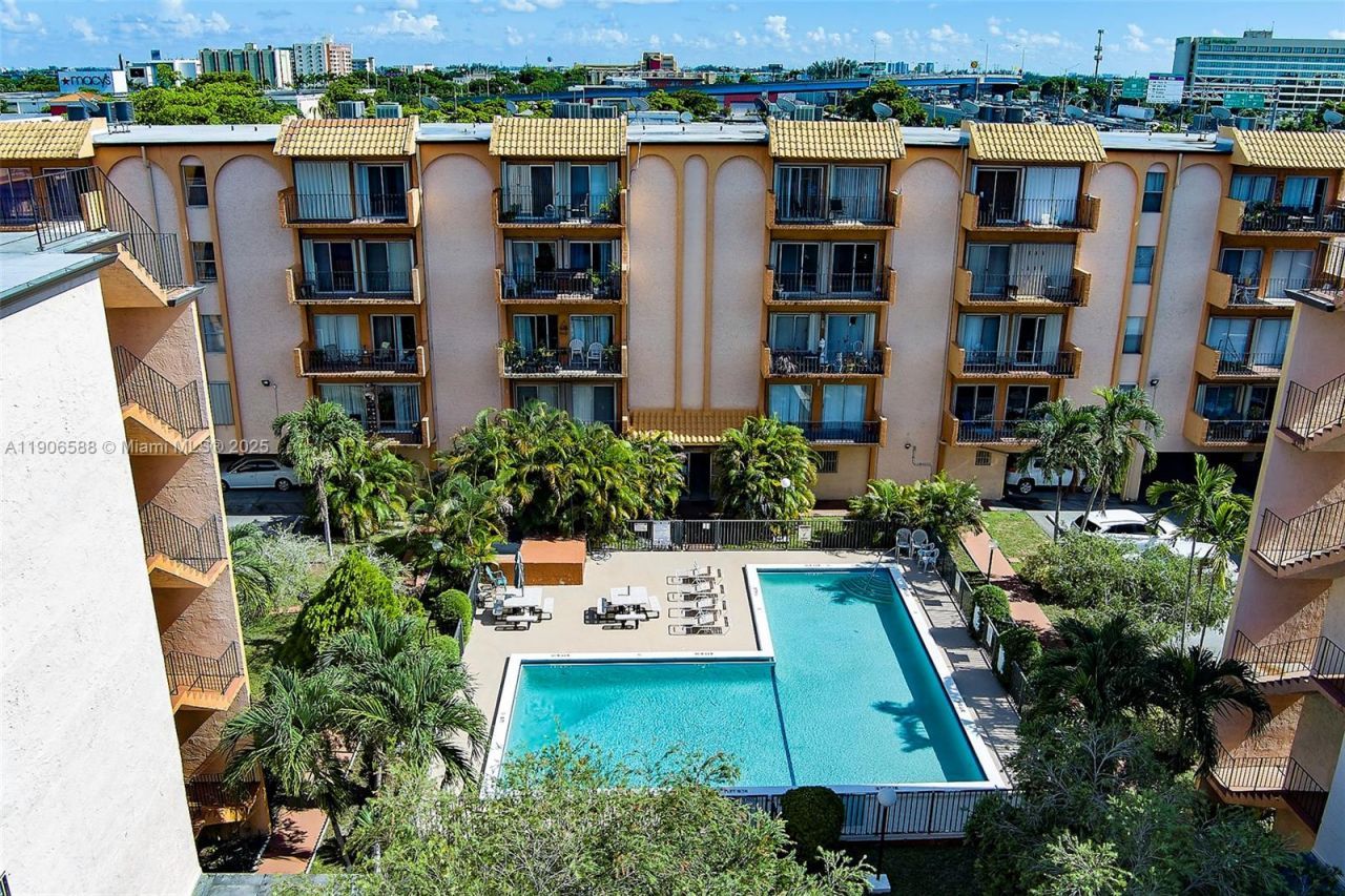 1950 W 54th St, Unit 313, Hialeah, FL 33012 Photo