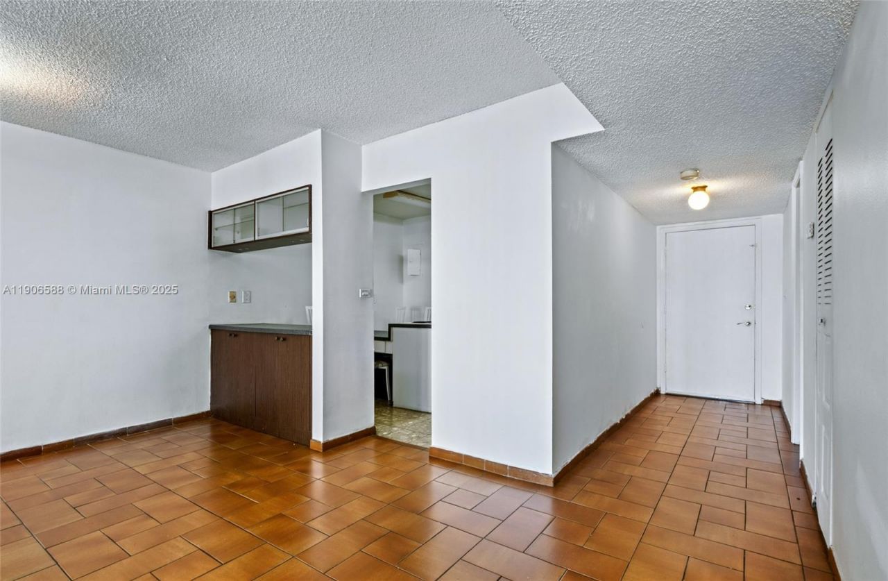 1950 W 54th St, Unit 313, Hialeah, FL 33012 Photo