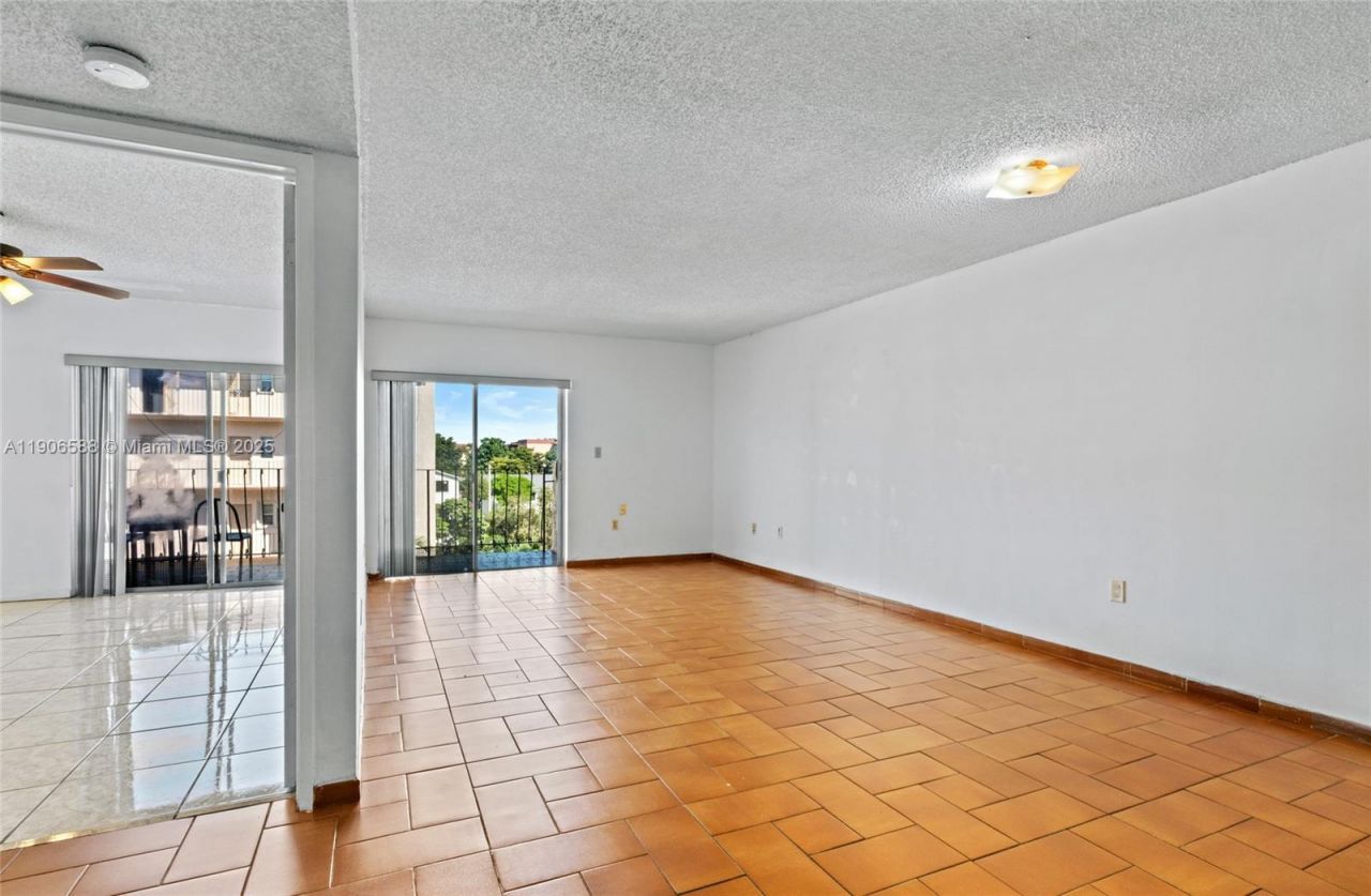 1950 W 54th St, Unit 313, Hialeah, FL 33012 Photo