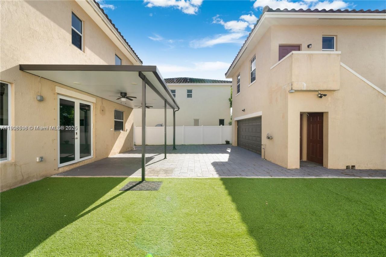 16946 SW 90th Terr Cir, Miami, FL 33196 Photo