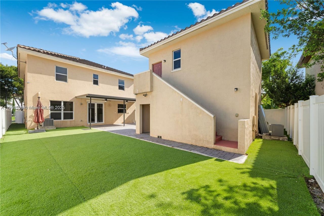 16946 SW 90th Terr Cir, Miami, FL 33196 Photo