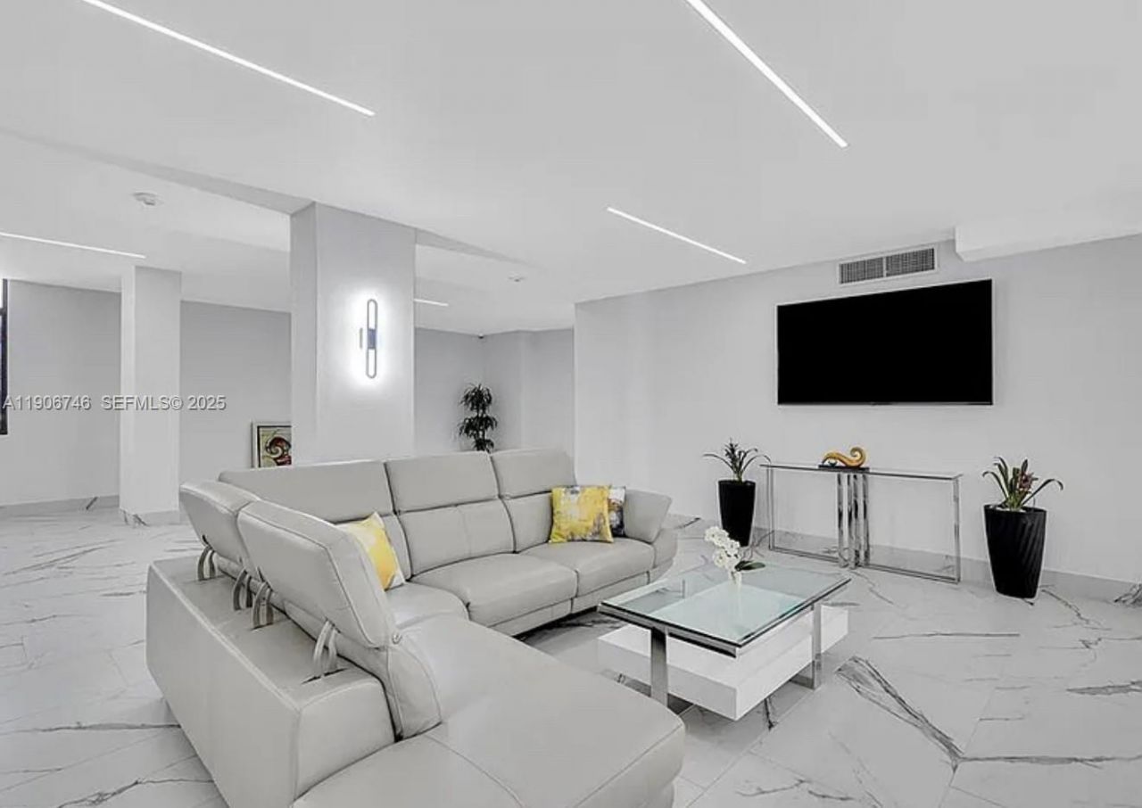 1880 S Ocean Dr, Unit 704, Hallandale Beach, FL 33009 Photo