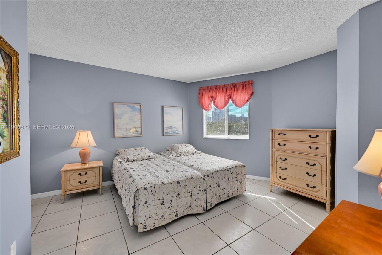 18260 N Bay Rd, Unit 420, Sunny Isles Beach, FL 33160 Photo