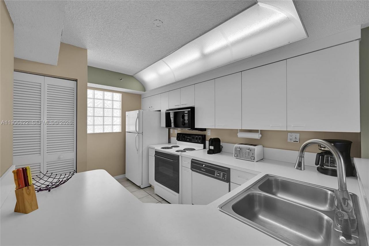 18260 N Bay Rd, Unit 420, Sunny Isles Beach, FL 33160 Photo