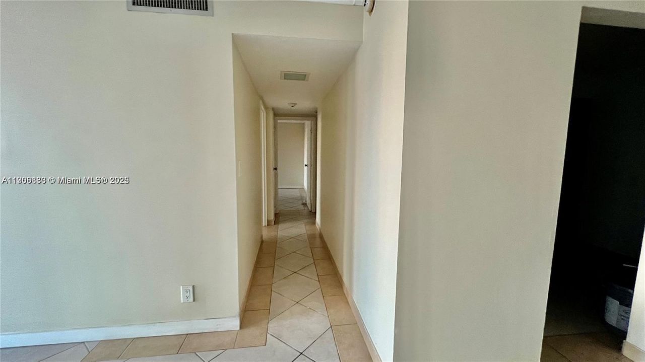 100 Bayview Dr, Unit 607, Sunny Isles Beach, FL 33160 Photo