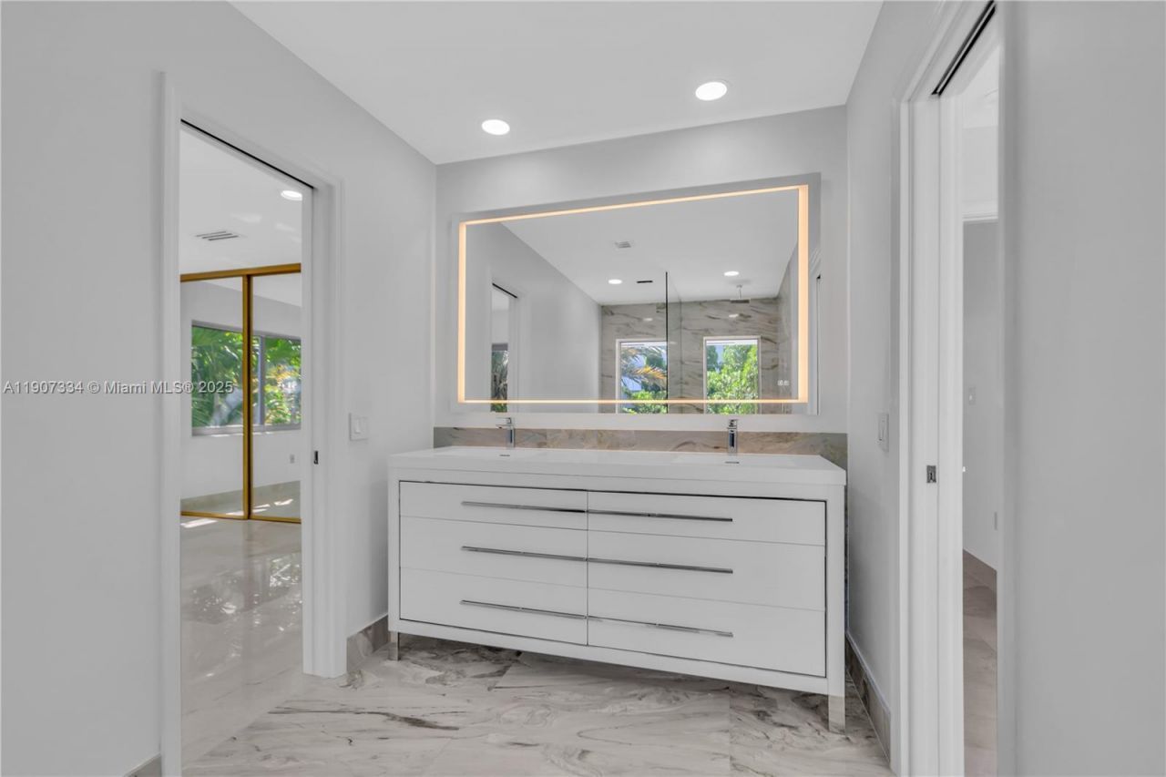 2089 NE 121st Rd, North Miami, FL 33181 Photo