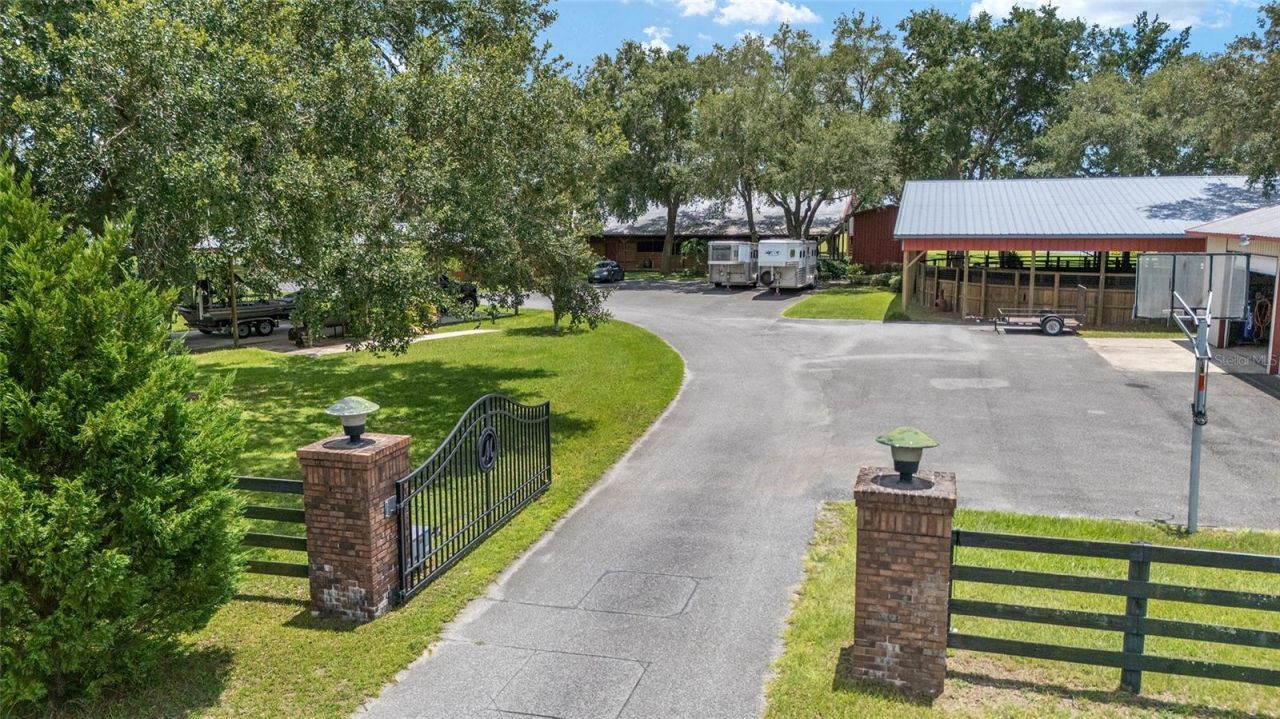 18800 SE 47th Place, Morriston, FL 32668 Photo