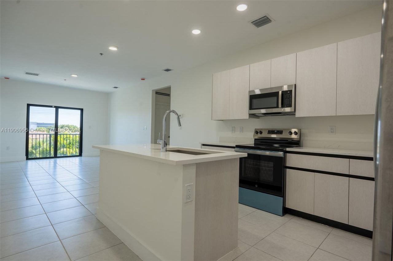 8001 NW 41st St, Unit F-312, Doral, FL 33166 Photo