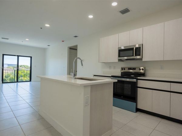 8001 NW 41st St, Unit F-312, Doral, FL 33166
