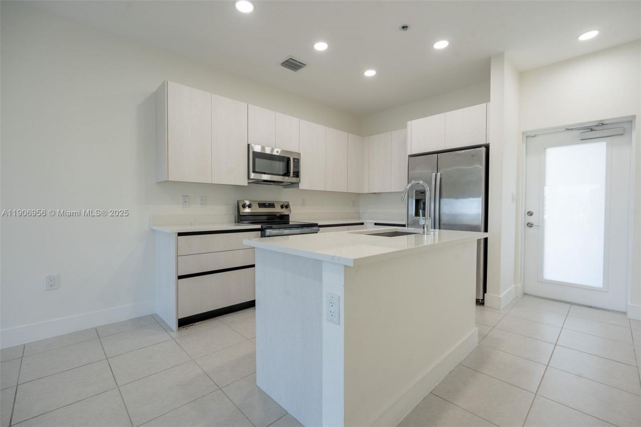 8001 NW 41st St, Unit F-312, Doral, FL 33166 Photo