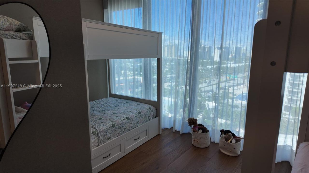 18555 Collins Ave, Unit 905, Sunny Isles Beach, FL 33160 Photo