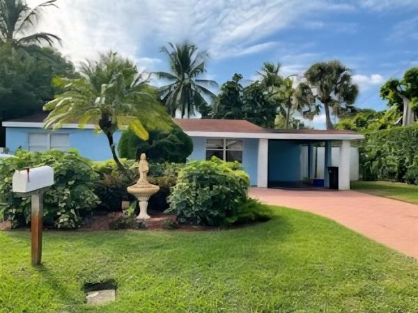 946 Alamanda Rd, West Palm Beach, FL 33405