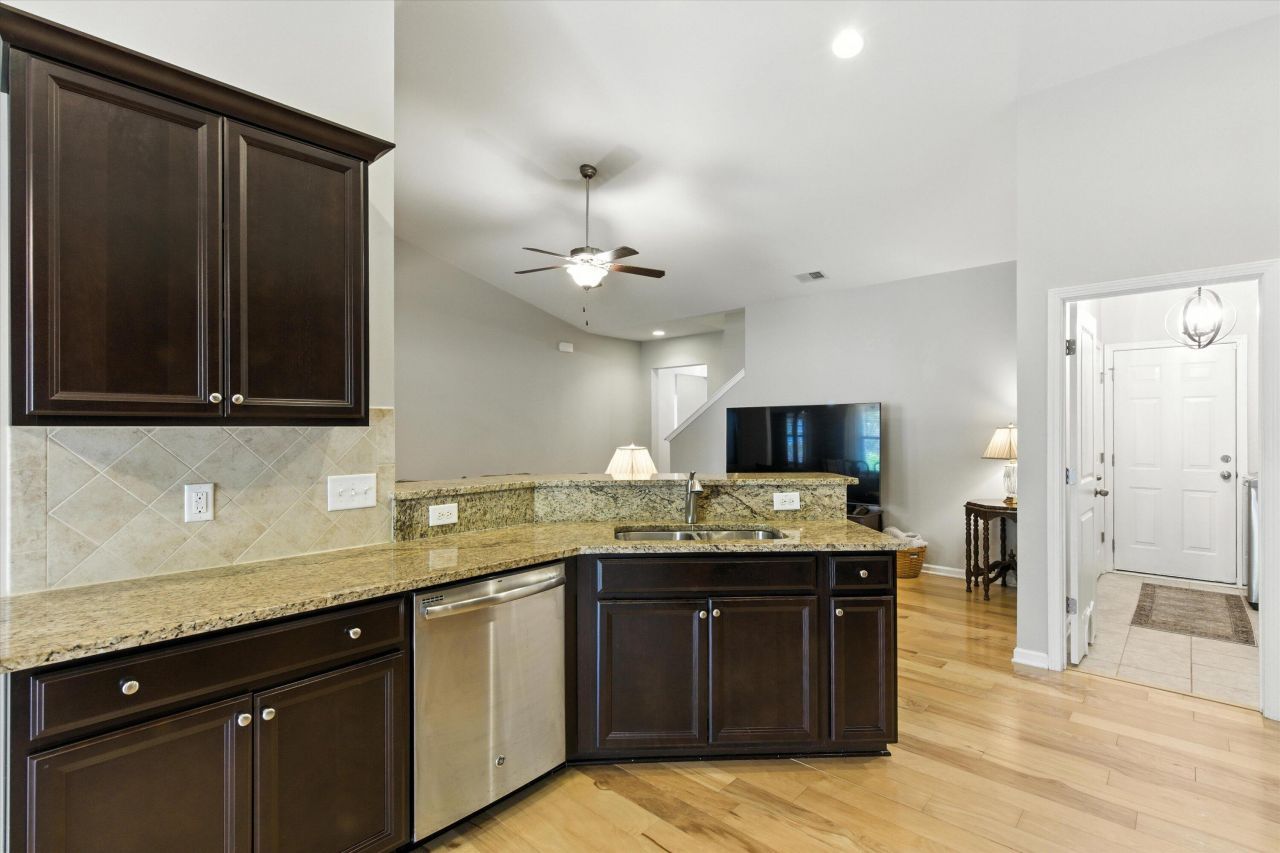 420 Fetterbush Drive Photo 9