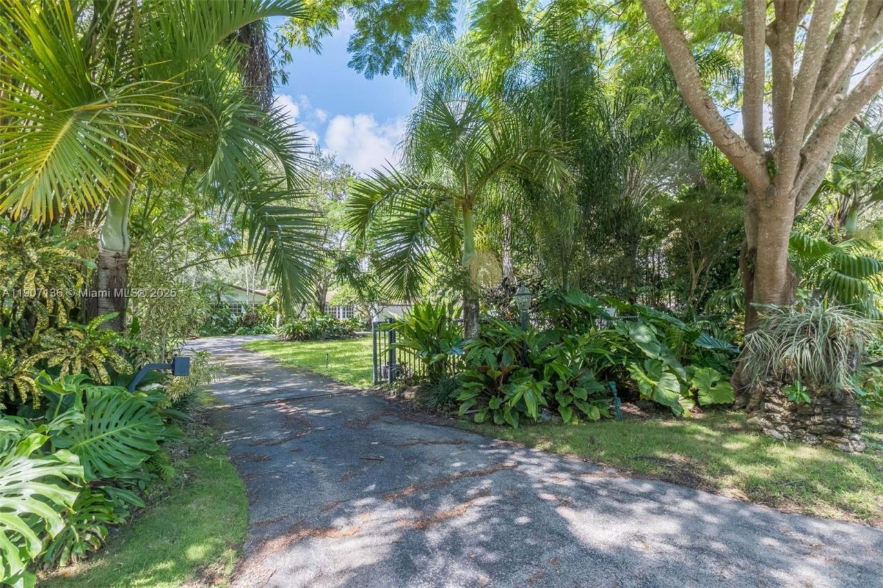 9240 SW 69th Ct, Pinecrest, FL 33156 Photo