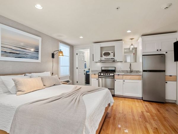 11 Charter St, Newburyport, MA 01950