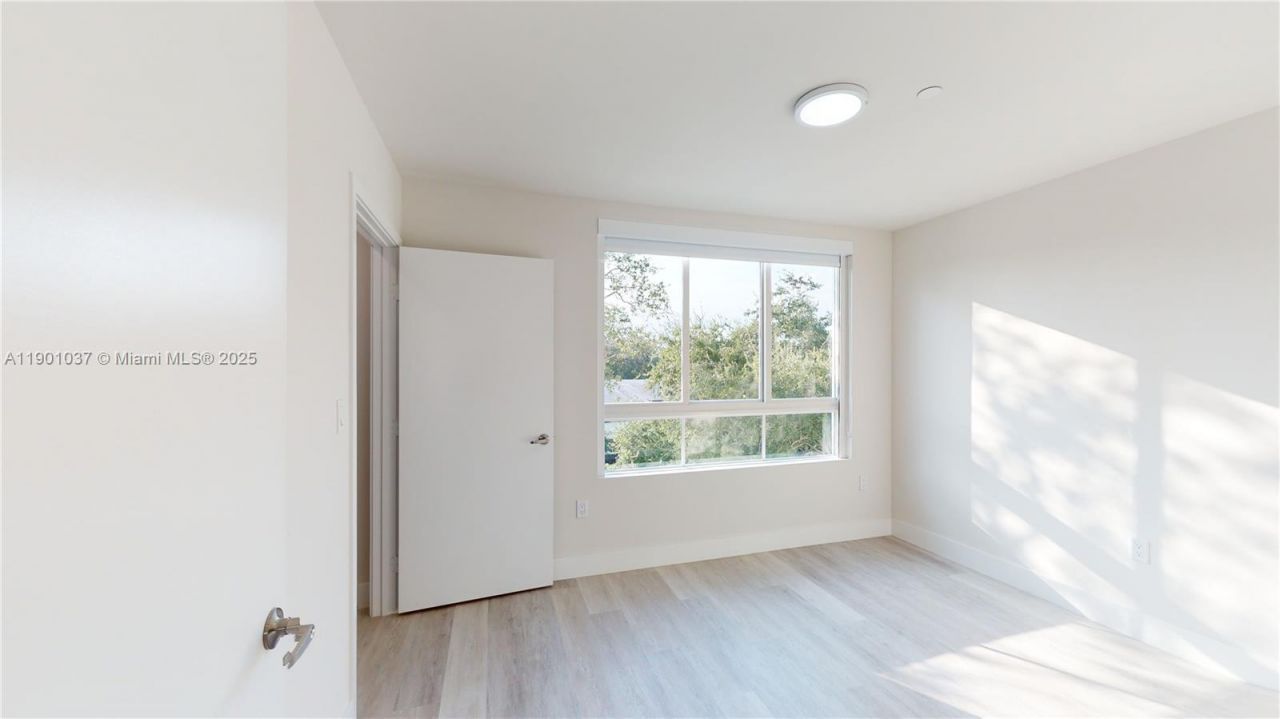2555 NE 193rd St, Unit 2224, Miami, FL 33180 Photo