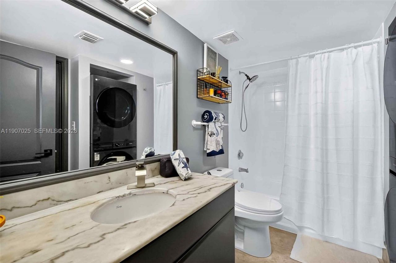 1200 Brickell Bay Dr, Unit 3914, Miami, FL 33131 Photo