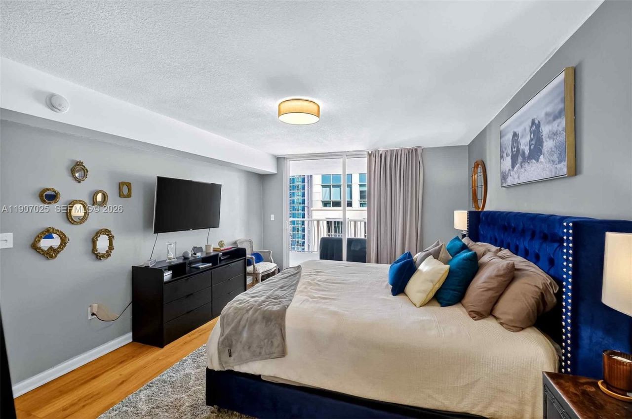 1200 Brickell Bay Dr, Unit 3914, Miami, FL 33131 Photo