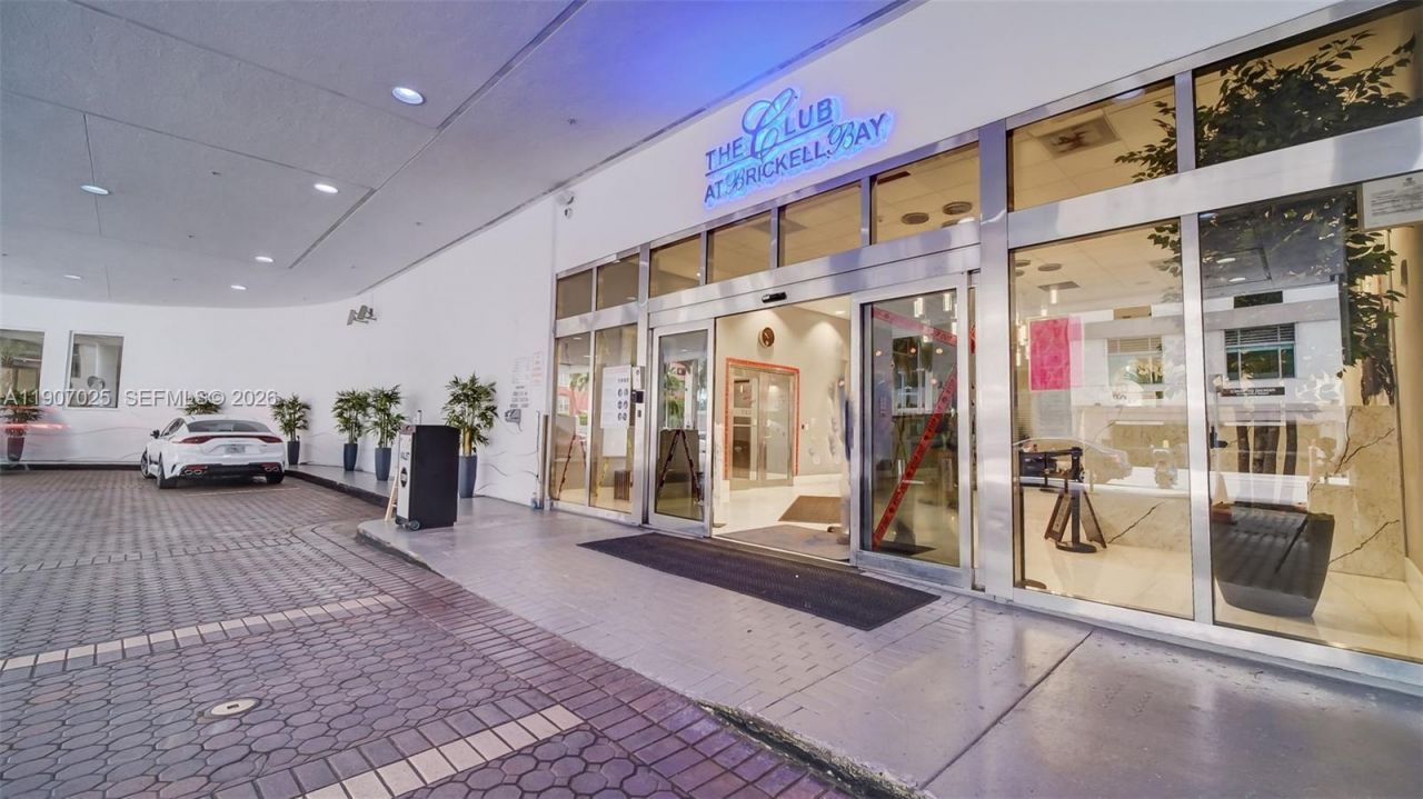 1200 Brickell Bay Dr, Unit 3914, Miami, FL 33131 Photo