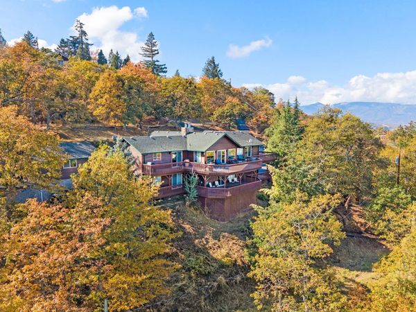 2070 Skyview Drive, Medford, OR 97501