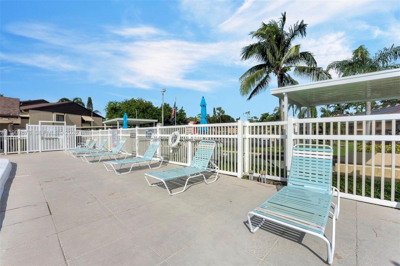 442 Pine Glen Ln, Unit D-2, Greenacres, FL 33463 Photo