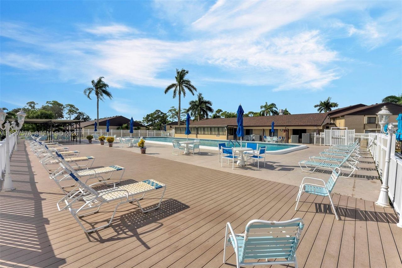 442 Pine Glen Ln, Unit D-2, Greenacres, FL 33463 Photo