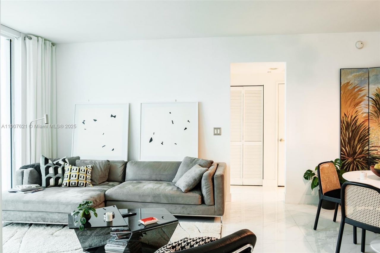 950 Brickell Bay Dr, Unit 3905, Miami, FL 33131 Photo