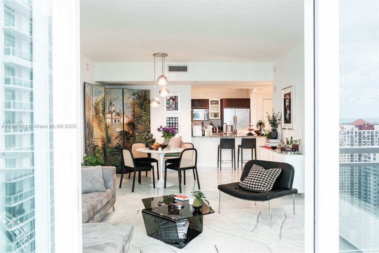 950 Brickell Bay Dr, Unit 3905, Miami, FL 33131 Photo