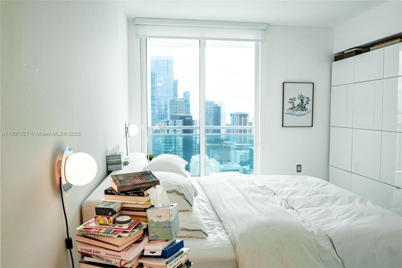 950 Brickell Bay Dr, Unit 3905, Miami, FL 33131 Photo