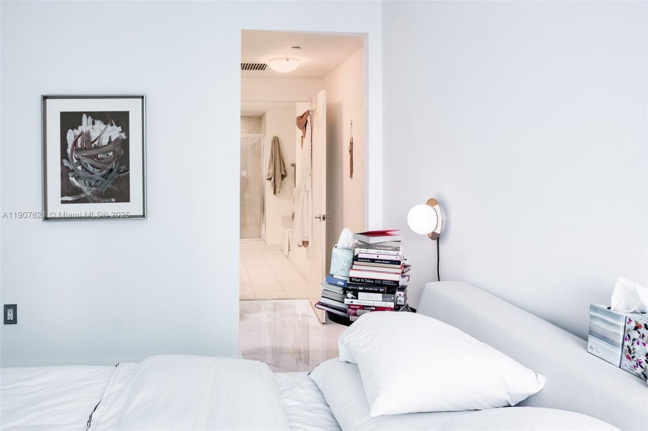 950 Brickell Bay Dr, Unit 3905, Miami, FL 33131 Photo