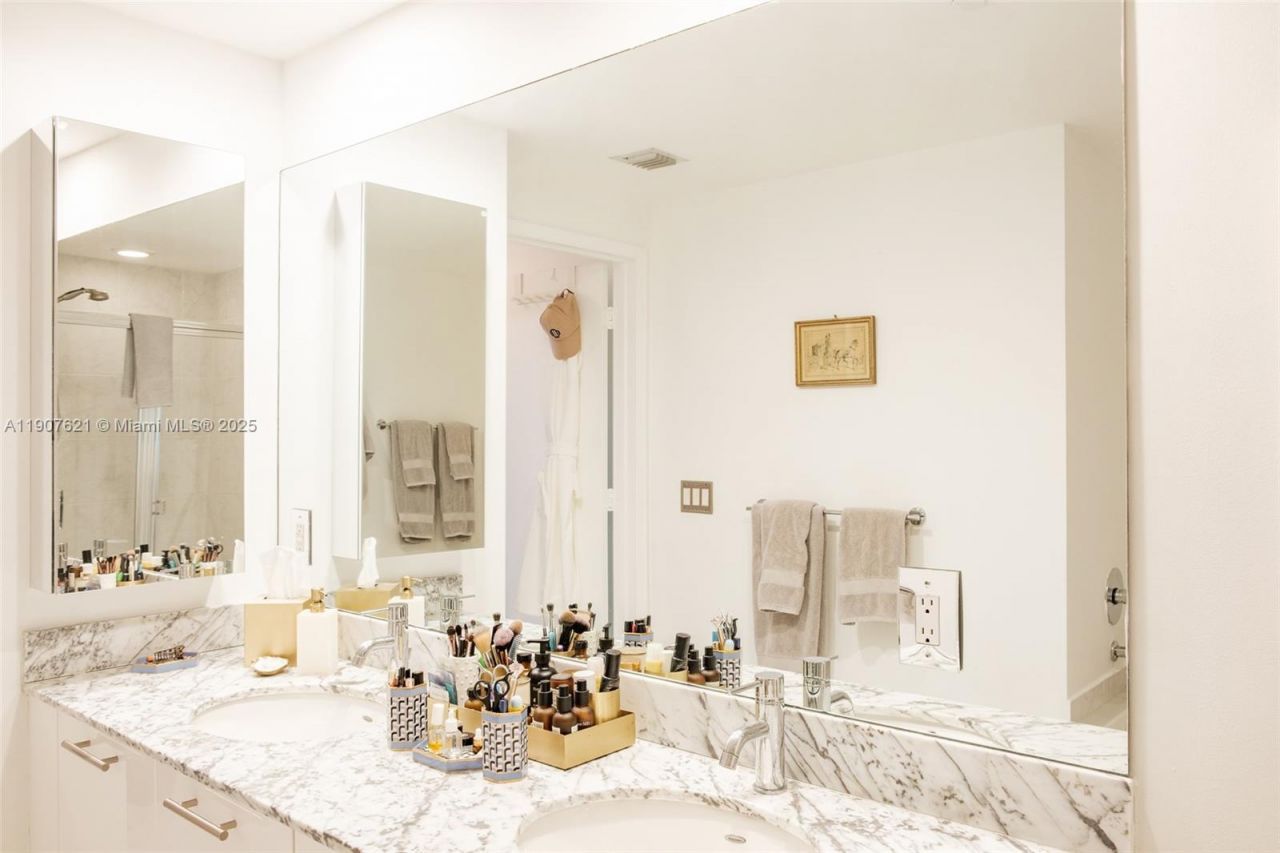 950 Brickell Bay Dr, Unit 3905, Miami, FL 33131 Photo