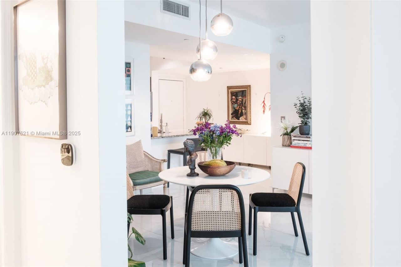 950 Brickell Bay Dr, Unit 3905, Miami, FL 33131 Photo