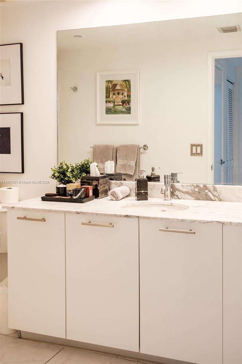 950 Brickell Bay Dr, Unit 3905, Miami, FL 33131 Photo