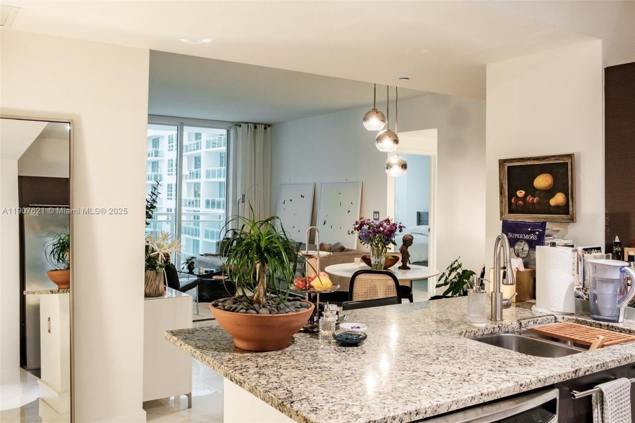 950 Brickell Bay Dr, Unit 3905, Miami, FL 33131 Photo