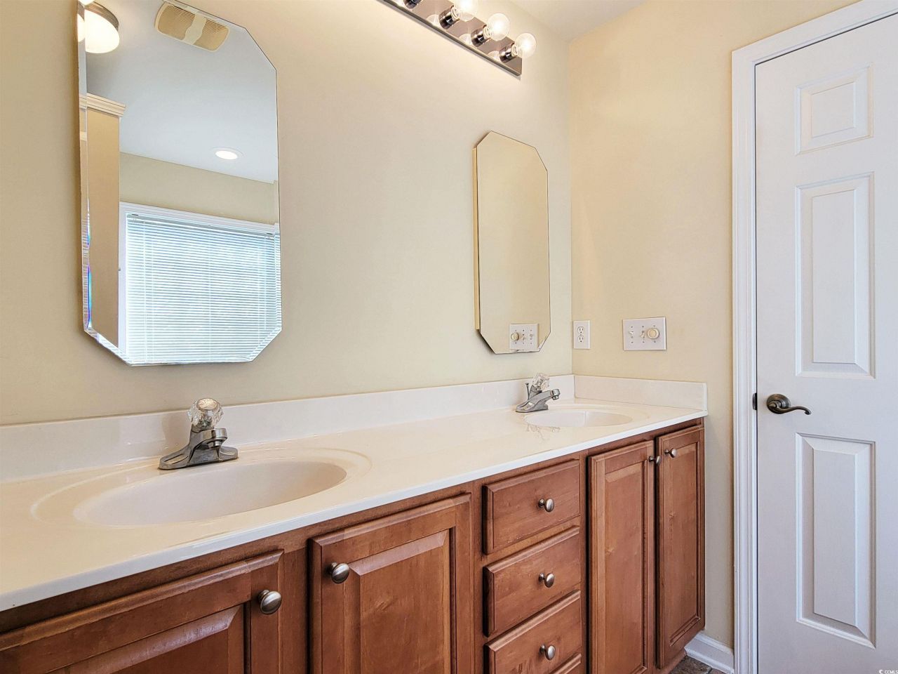 891 Helms Way Photo 22