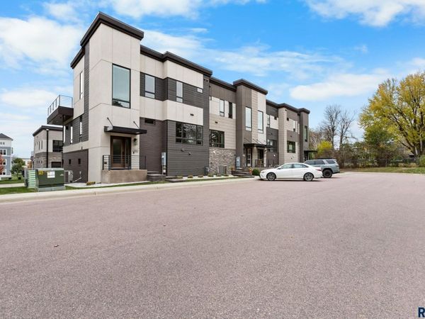 2810 S Oriya Pl, Sioux Falls, SD 57106