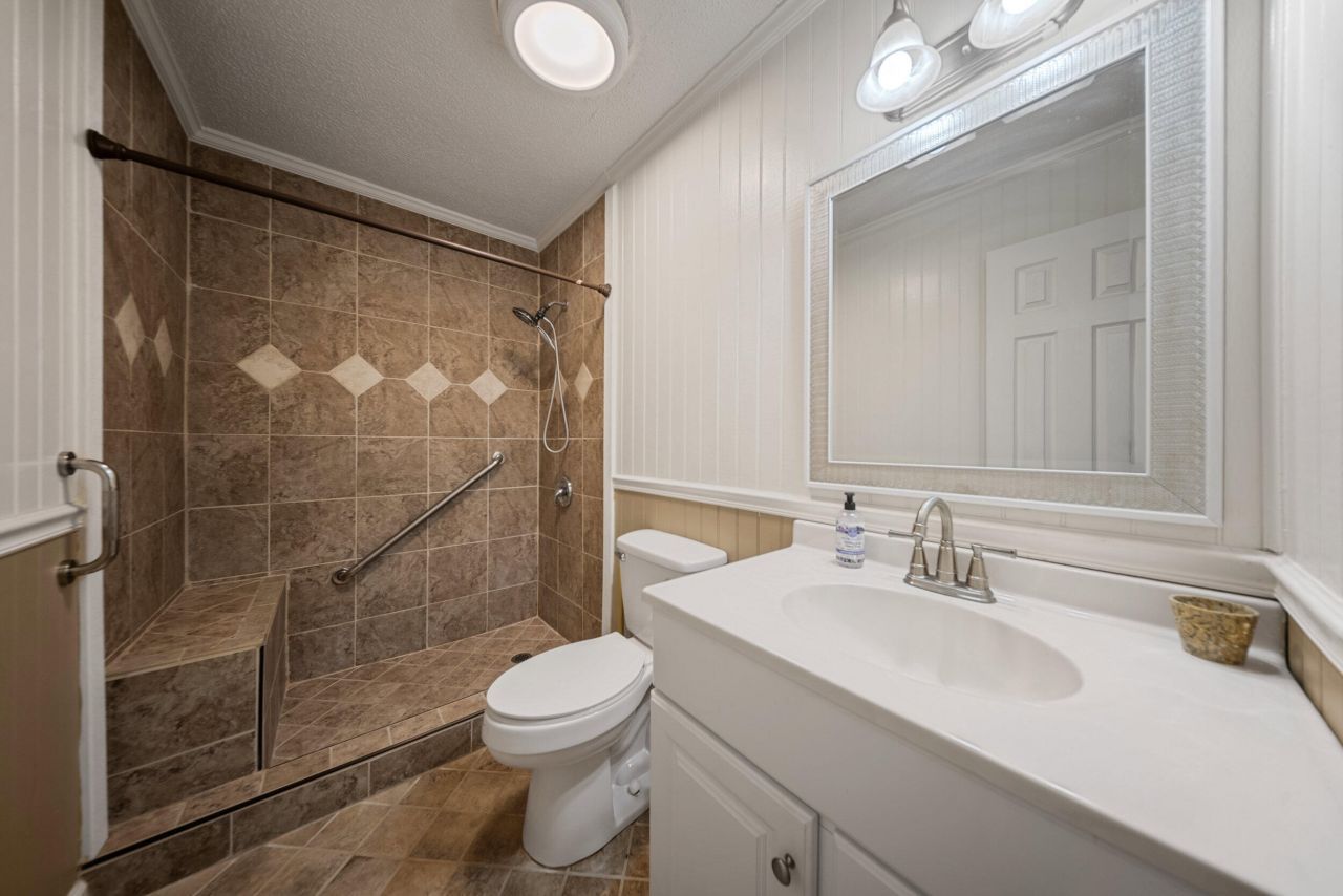 157 Charles Street Photo 16