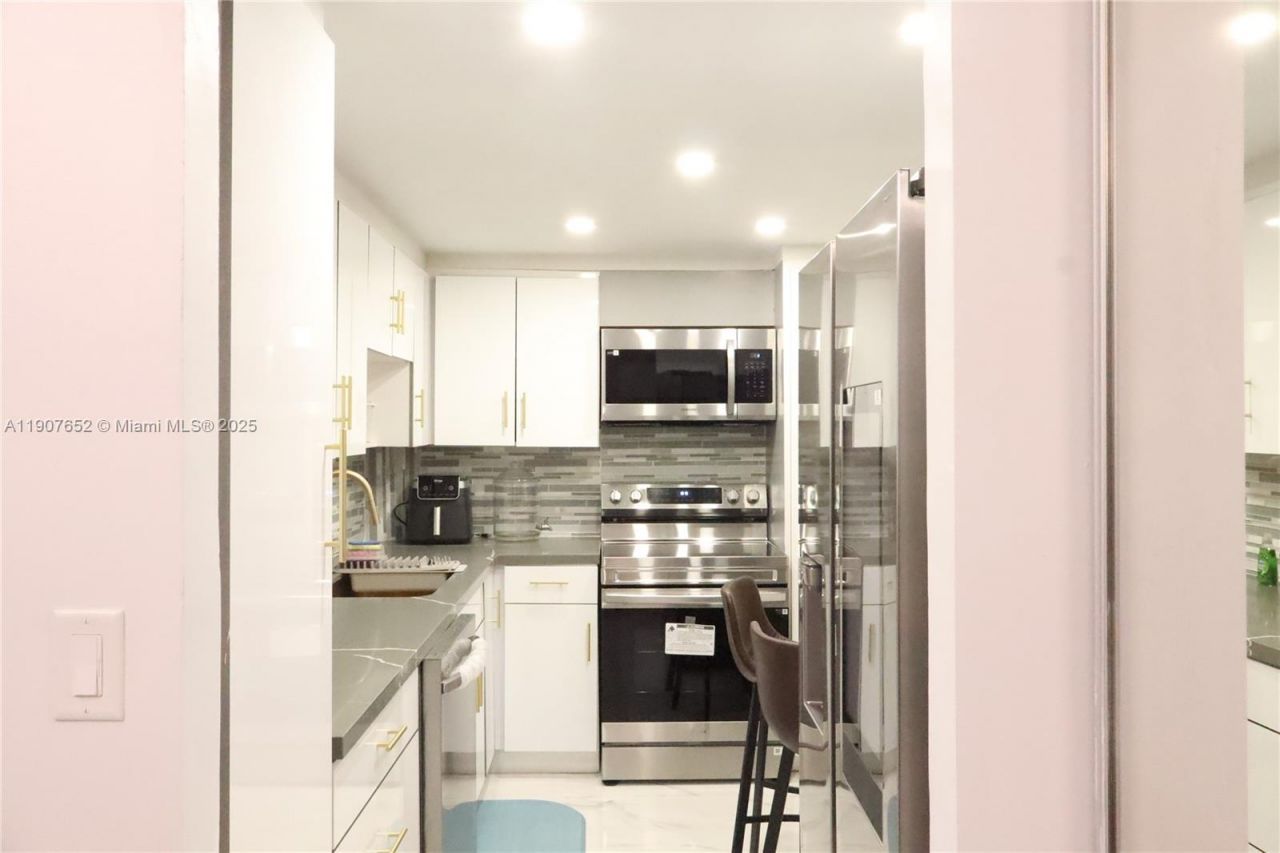 5005 Collins Ave, Unit 1523, Miami Beach, FL 33140 Photo