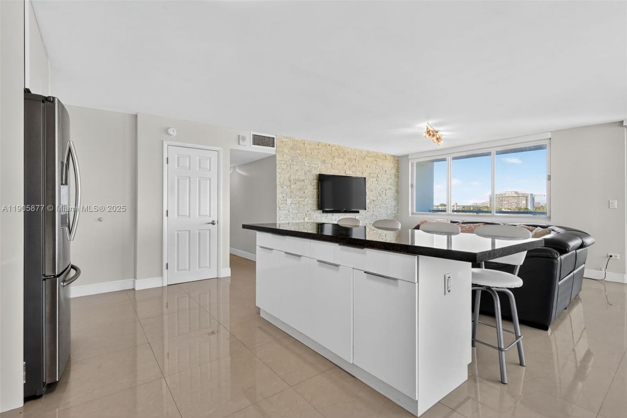 7135 Collins Ave, Unit 705, Miami Beach, FL 33141 Photo