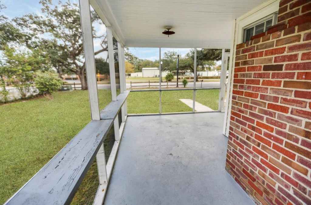 111 S Live Oak Drive Photo 9