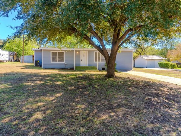 1010 F St, Floresville, TX 78114