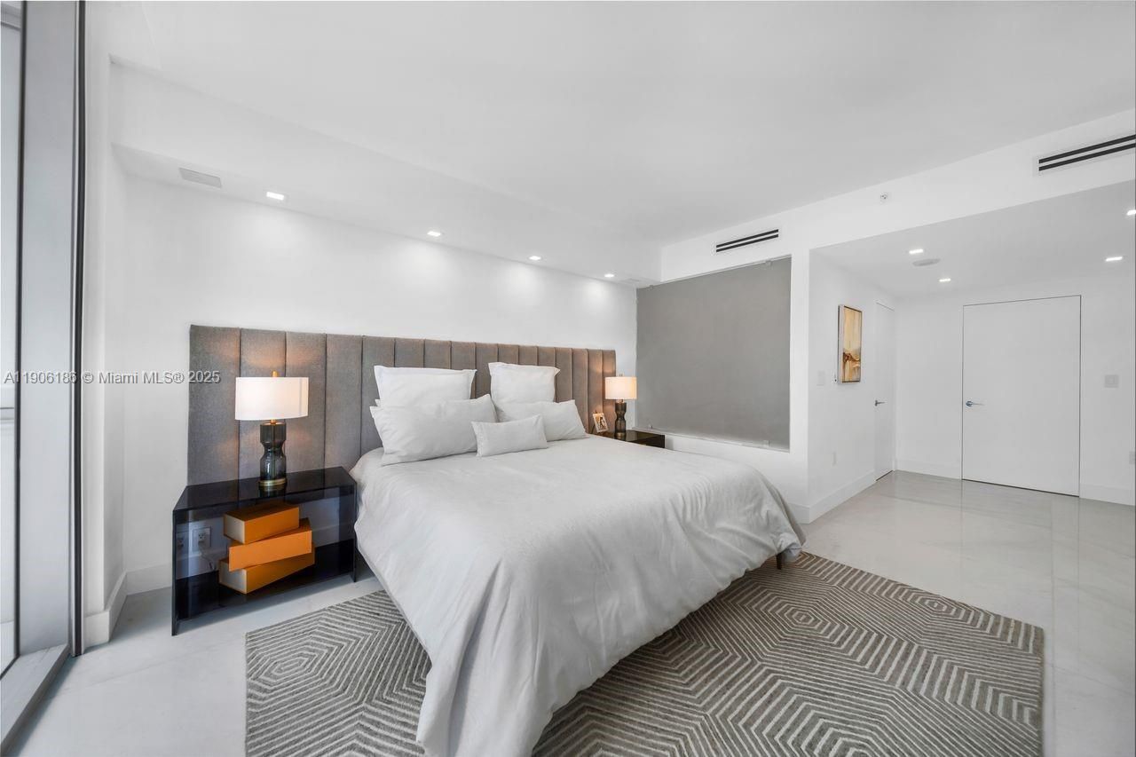 200 Biscayne Boulevard Way, Unit 1406, Miami, FL 33131 Photo