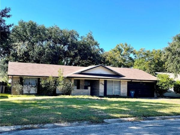 725 Westwood Drive, Port Lavaca, TX 77979
