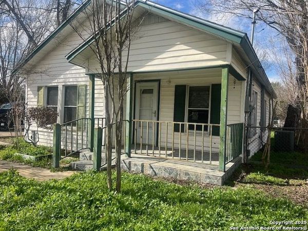 1117 Standish, Floresville, TX 78114