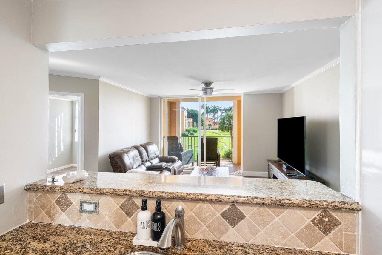 135 Yacht Club Way, Unit 204, Hypoluxo, FL 33462 Photo