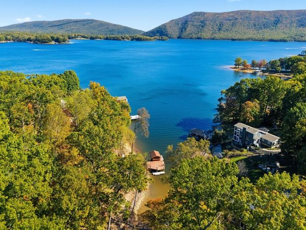 101 Arbor LN, Huddleston, VA 24104