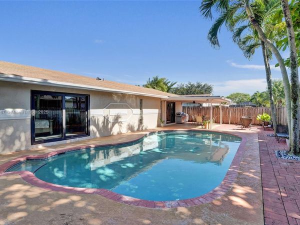 9350 NW 43rd Mnr, Sunrise, FL 33351