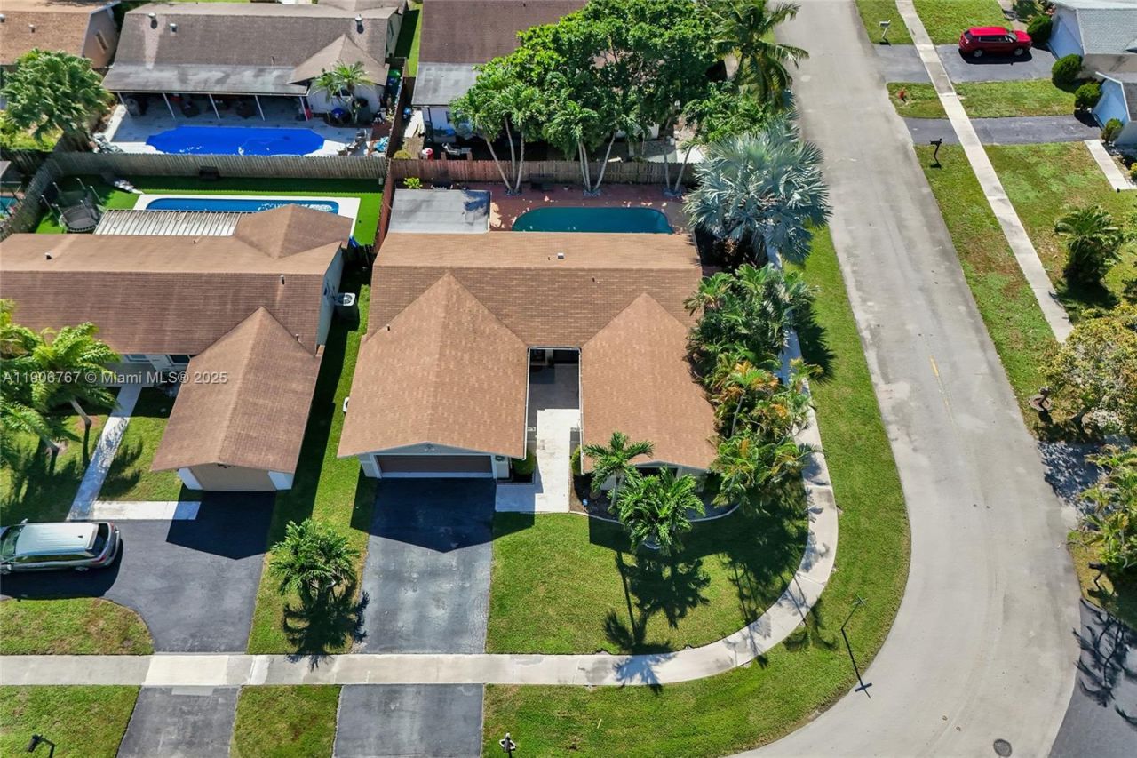 9350 NW 43rd Mnr, Sunrise, FL 33351 Photo