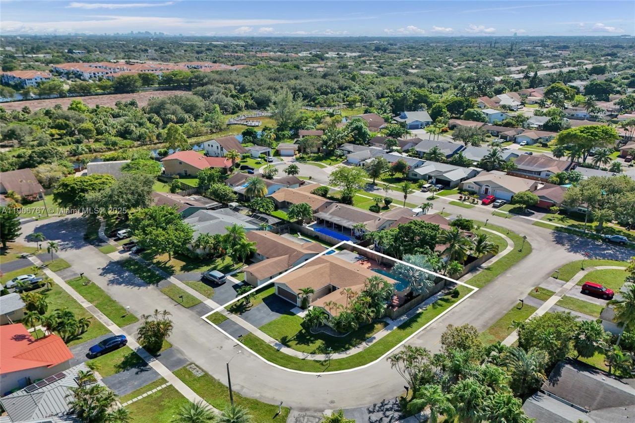 9350 NW 43rd Mnr, Sunrise, FL 33351 Photo
